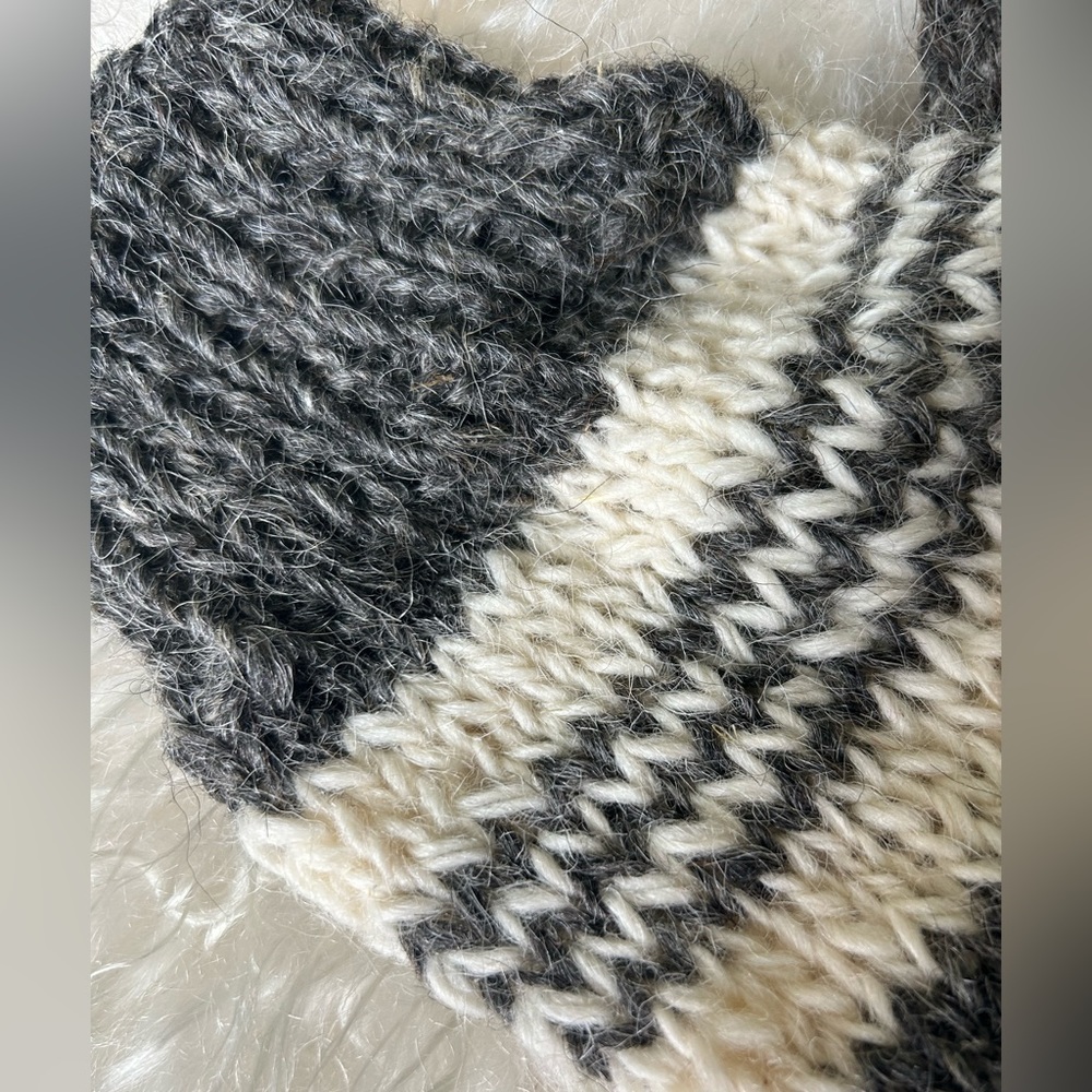 Hand knit New Zealand sheep’s wool socks warm & cozy roughly a size 9/10 women’s - Picture 3 of 7